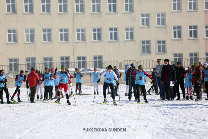 Yüksekova'da kayaklı koşu yarışması yapıldı 13