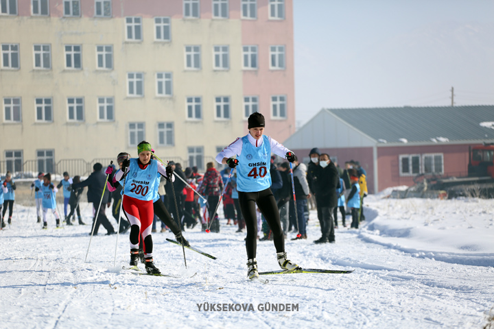 Yüksekova'da kayaklı koşu yarışması yapıldı 16