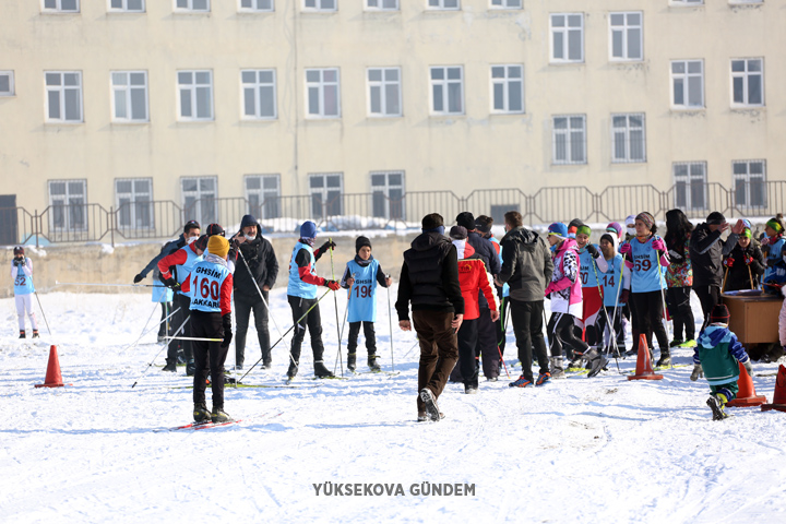 Yüksekova'da kayaklı koşu yarışması yapıldı 2