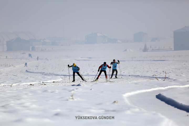 Yüksekova'da kayaklı koşu yarışması yapıldı 22