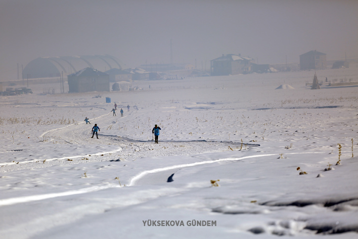 Yüksekova'da kayaklı koşu yarışması yapıldı 26