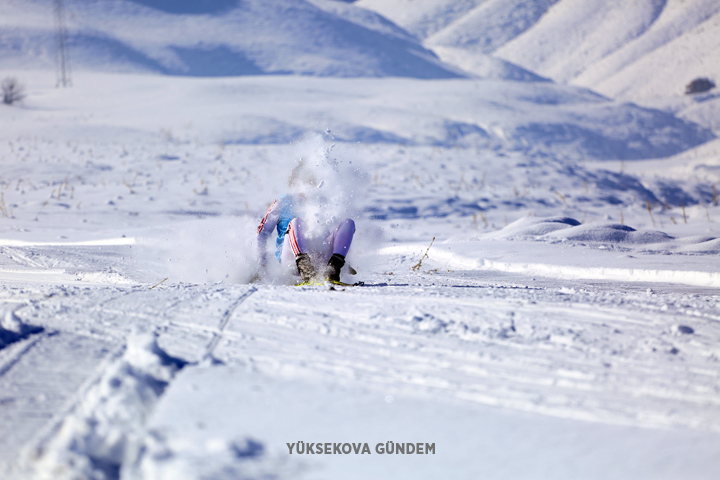 Yüksekova'da kayaklı koşu yarışması yapıldı 29