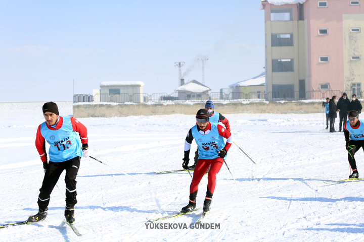 Yüksekova'da kayaklı koşu yarışması yapıldı 3