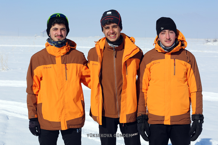 Yüksekova'da kayaklı koşu yarışması yapıldı 37
