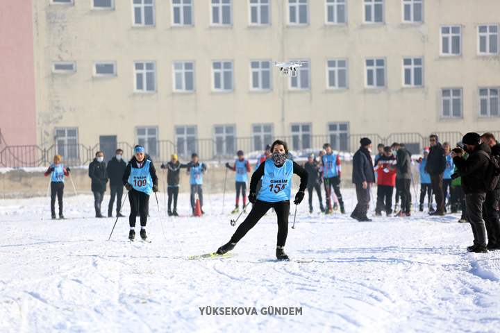 Yüksekova'da kayaklı koşu yarışması yapıldı 5