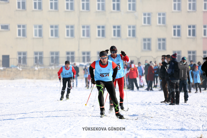 Yüksekova'da kayaklı koşu yarışması yapıldı 6