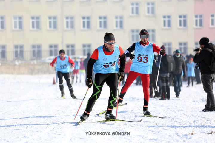 Yüksekova'da kayaklı koşu yarışması yapıldı 7