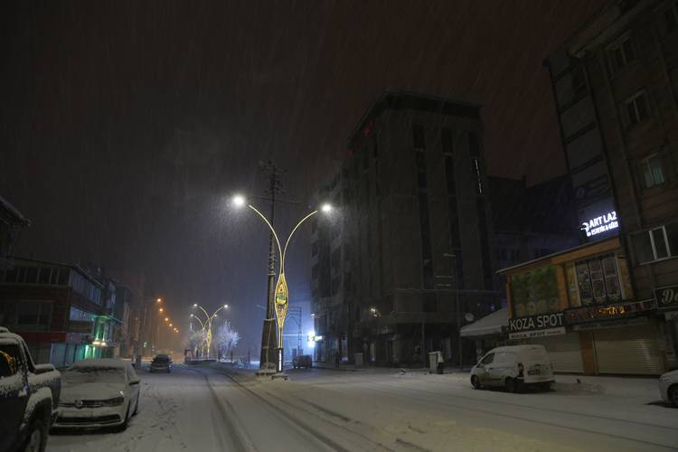 Yüksekova'da kar yağışı etkili oluyor 1