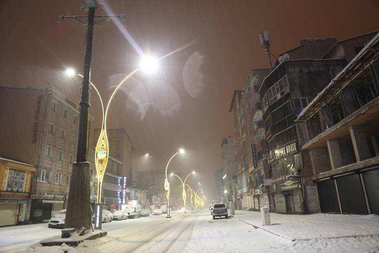 Yüksekova'da kar yağışı etkili oluyor 15