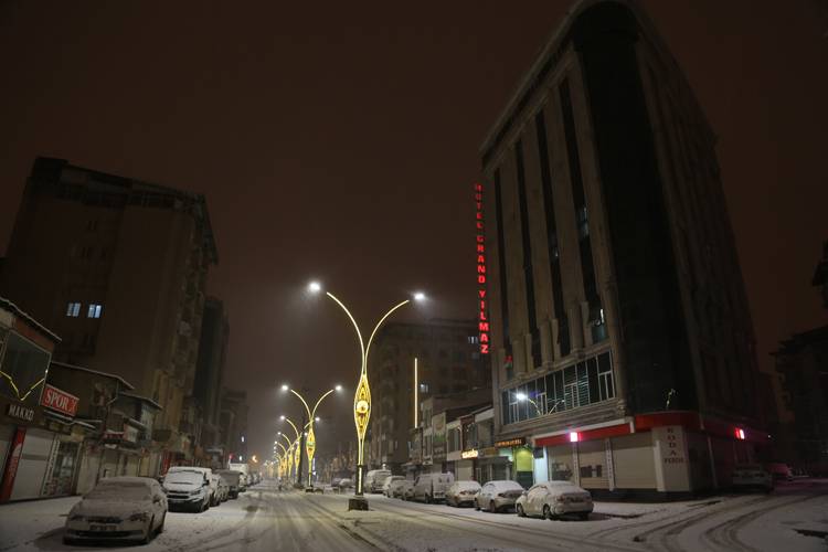 Yüksekova'da kar yağışı etkili oluyor 2