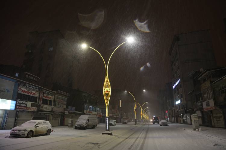 Yüksekova'da kar yağışı etkili oluyor 3