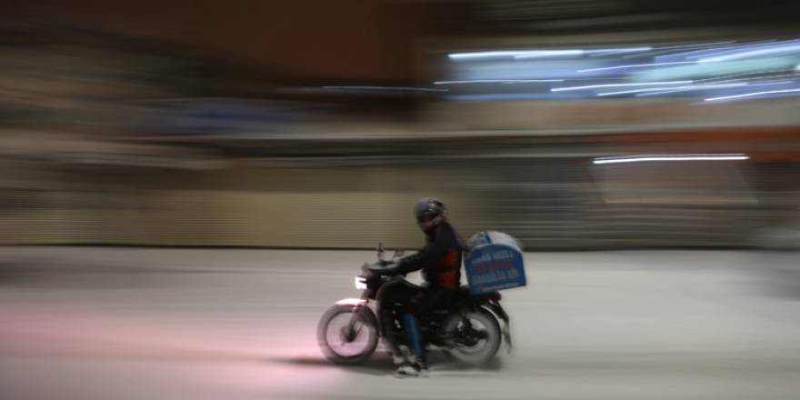 Yüksekova'da kar yağışı etkili oluyor