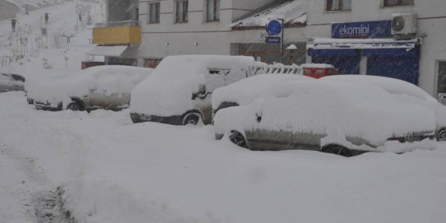 Yüksekova kara gömüldü