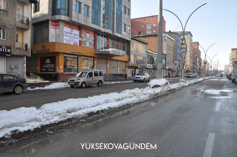 Yüksekova'da boş caddeler yerini belediye çalışmasına bıraktı 1