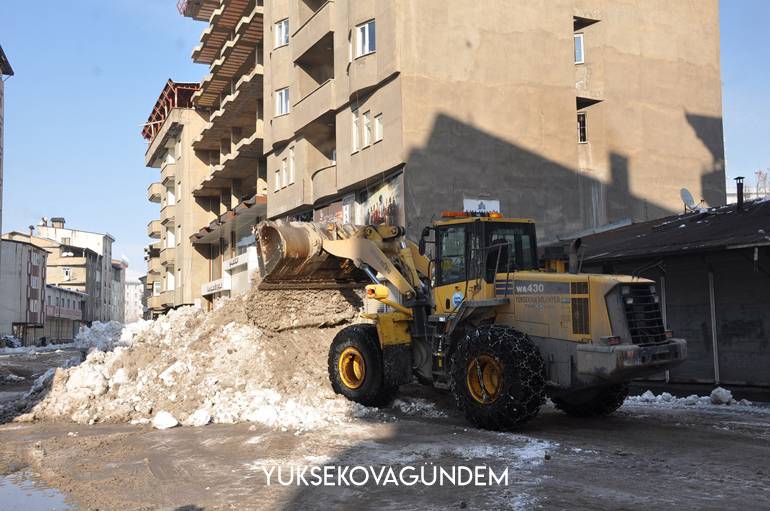 Yüksekova'da boş caddeler yerini belediye çalışmasına bıraktı 2