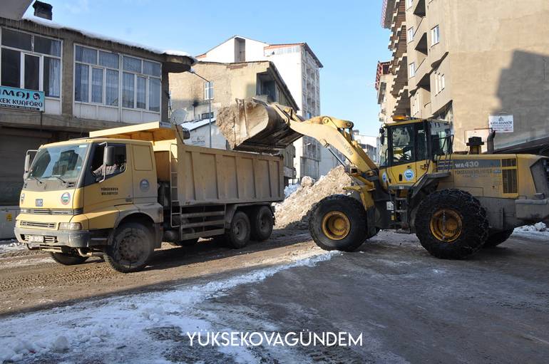 Yüksekova'da boş caddeler yerini belediye çalışmasına bıraktı 3