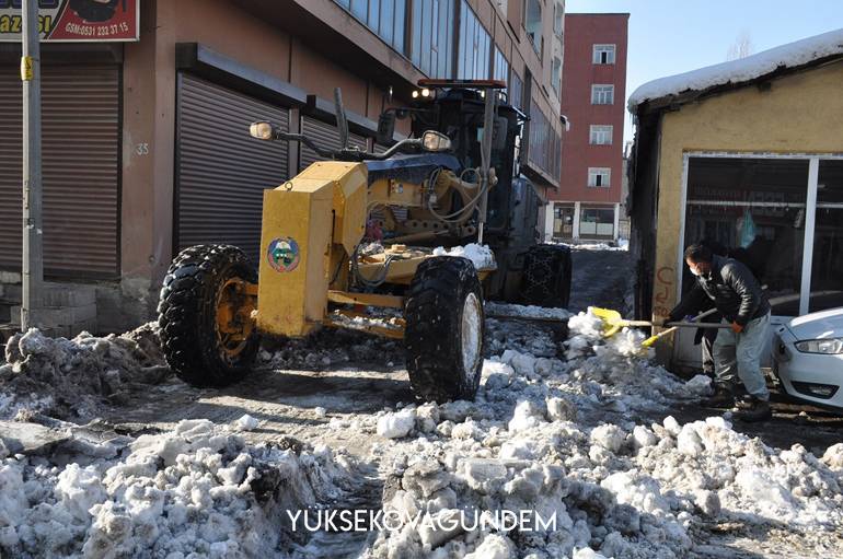 Yüksekova'da boş caddeler yerini belediye çalışmasına bıraktı 6