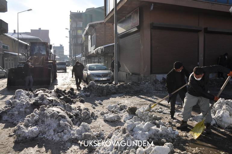 Yüksekova'da boş caddeler yerini belediye çalışmasına bıraktı 7