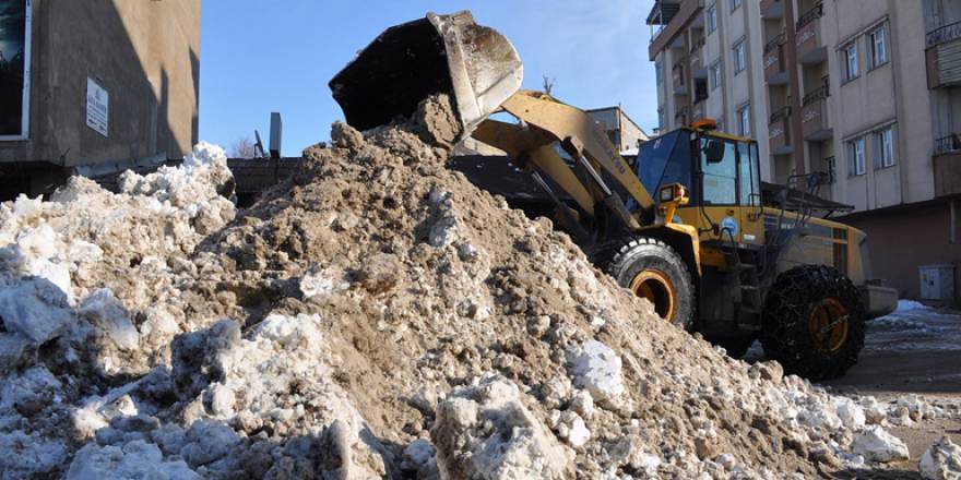 Yüksekova'da boş caddeler yerini belediye çalışmasına bıraktı