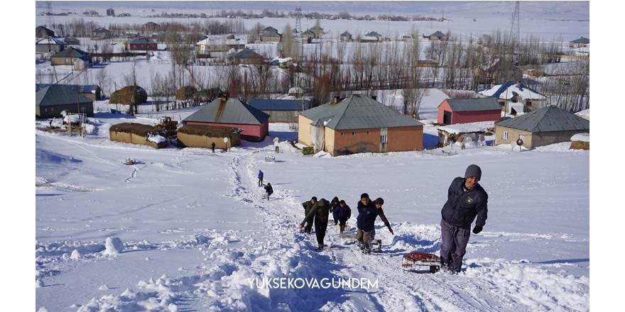 Yüksekovalı çocukların karlı tepelerde kızak keyfi