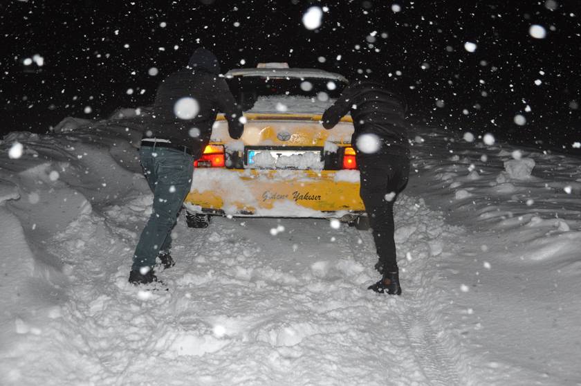 Yüksekova'da yoğun kar yağışı ulaşımda aksamalara neden oldu 1