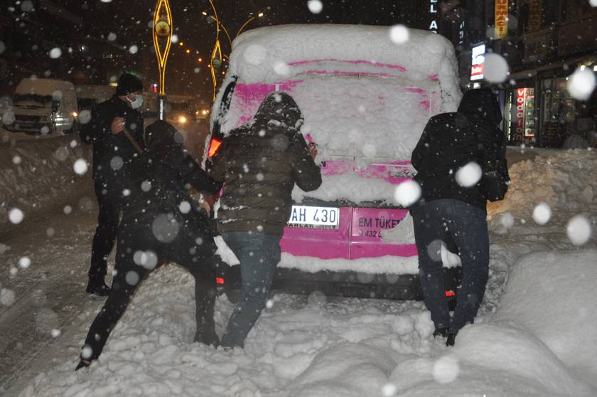 Yüksekova'da yoğun kar yağışı ulaşımda aksamalara neden oldu 13
