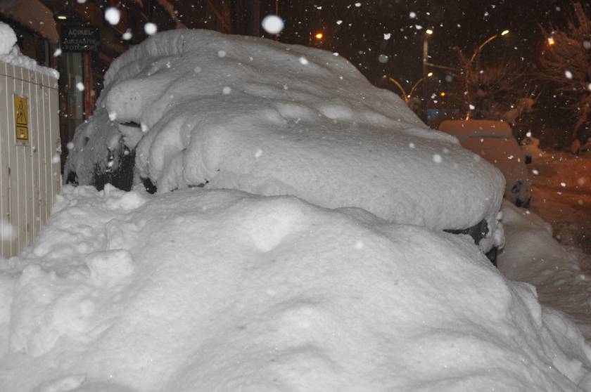 Yüksekova'da yoğun kar yağışı ulaşımda aksamalara neden oldu 18