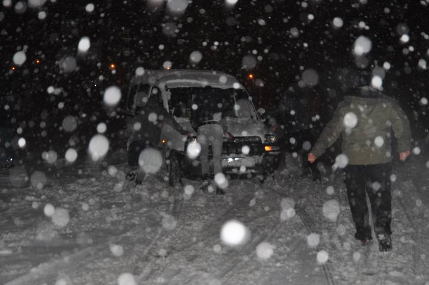Yüksekova'da yoğun kar yağışı ulaşımda aksamalara neden oldu 2
