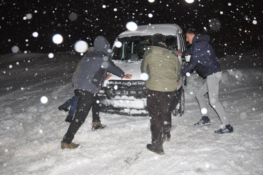 Yüksekova'da yoğun kar yağışı ulaşımda aksamalara neden oldu 3