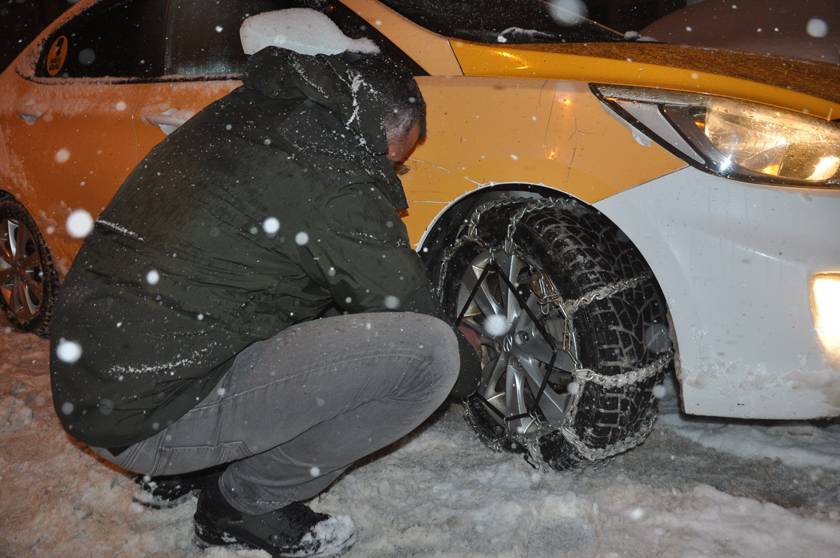 Yüksekova'da yoğun kar yağışı ulaşımda aksamalara neden oldu 4