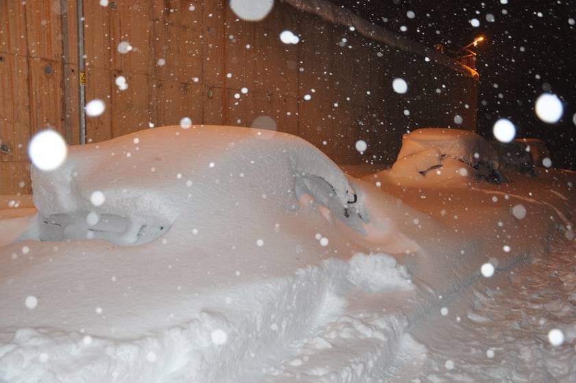 Yüksekova'da yoğun kar yağışı ulaşımda aksamalara neden oldu 7