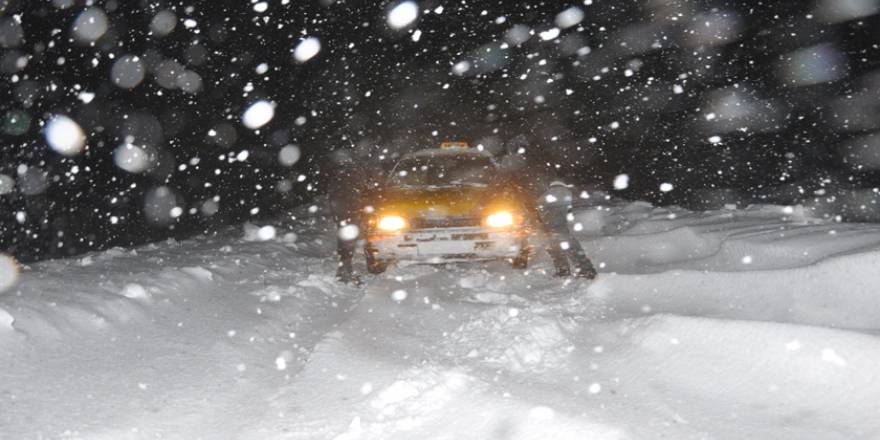 Yüksekova'da yoğun kar yağışı ulaşımda aksamalara neden oldu