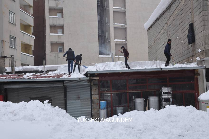 Yüksekova'da hayat durma noktasına geldi 2