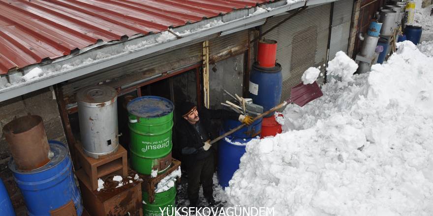 Yüksekova'da hayat durma noktasına geldi