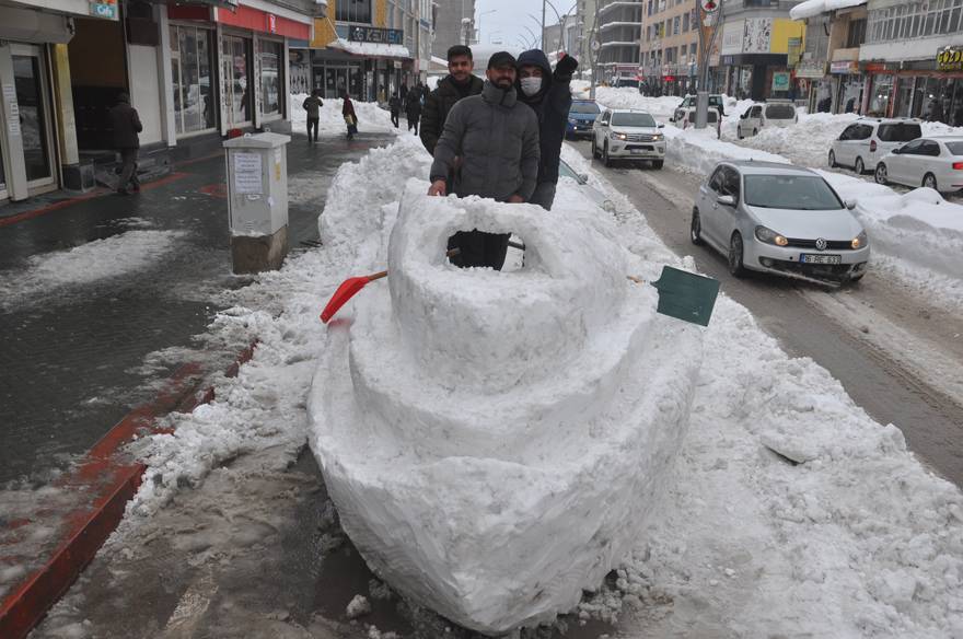 Yüksekova’da kardan gemi yoğun ilgi görüyor 1