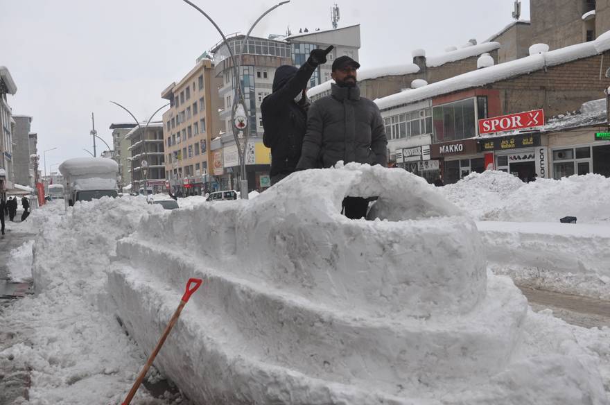 Yüksekova’da kardan gemi yoğun ilgi görüyor 3