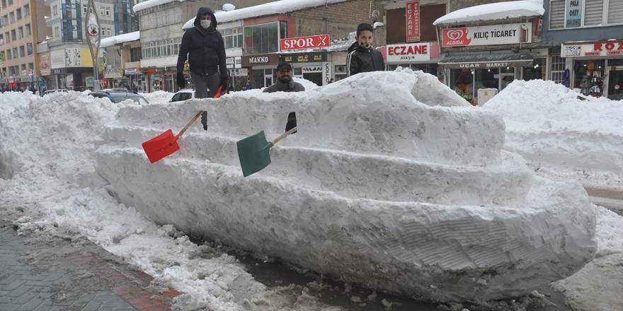 Yüksekova’da kardan gemi yoğun ilgi görüyor