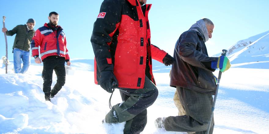 Yüksekova'da dağda mahsur kalan vatandaş 4 saat sonra kurtarıldı