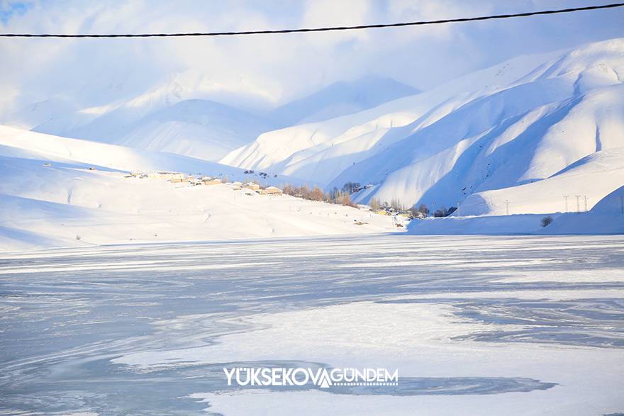 Yüksekova Dilimli Barajı tamamen dondu 8