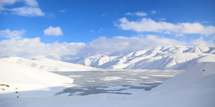 Yüksekova Dilimli Barajı tamamen dondu
