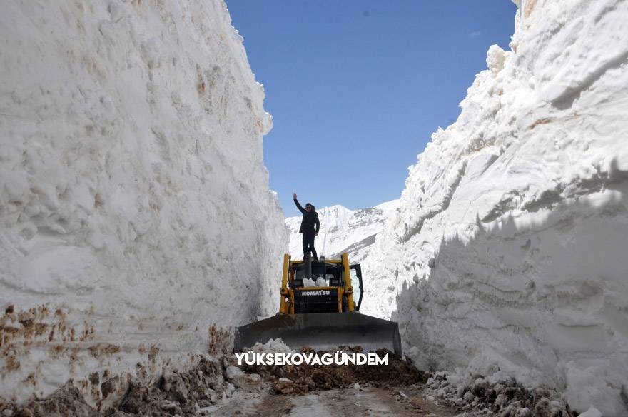 Yüksekova’da 8 metrelik kar tünelleri 1