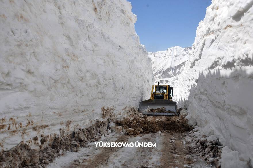 Yüksekova’da 8 metrelik kar tünelleri 2