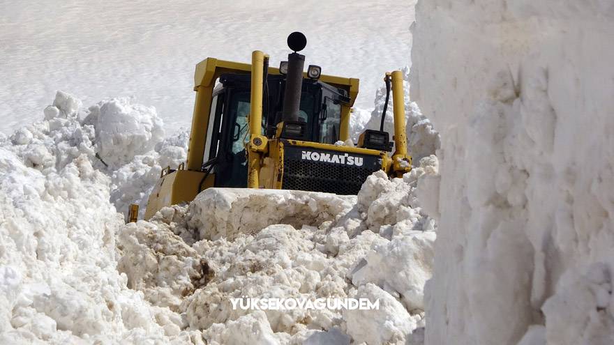 Yüksekova’da 8 metrelik kar tünelleri 31