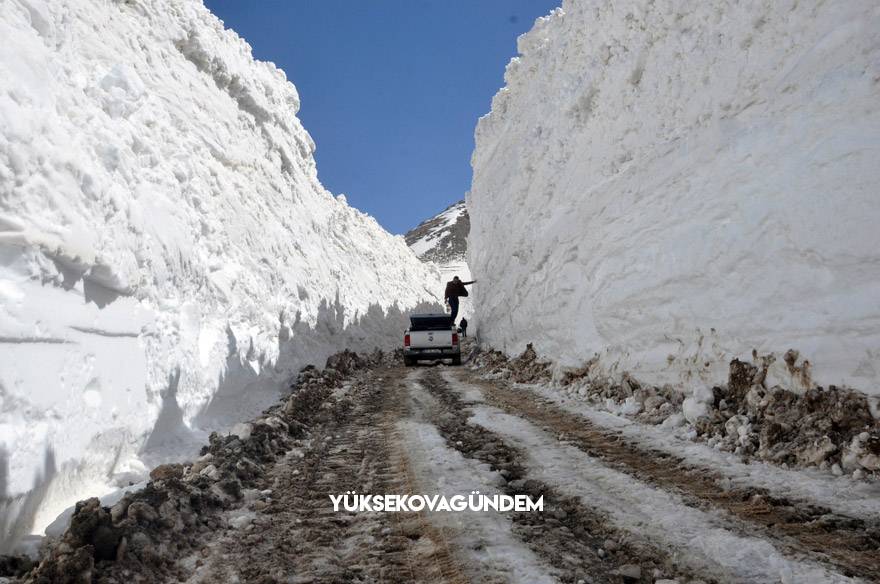 Yüksekova’da 8 metrelik kar tünelleri 4