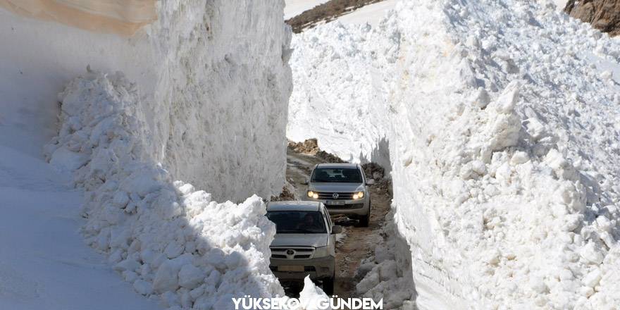 Yüksekova’da 8 metrelik kar tünelleri