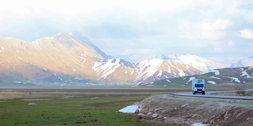 Yüksekova’da iki mevsim bir arada