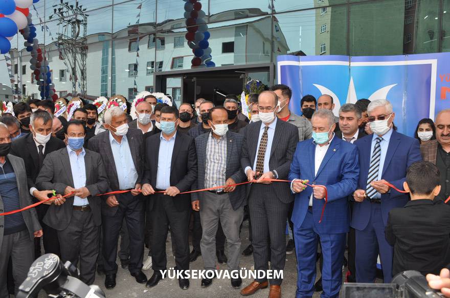 Yüksekova’da ‘Nişan Center AVM’ hizmete açıldı 1