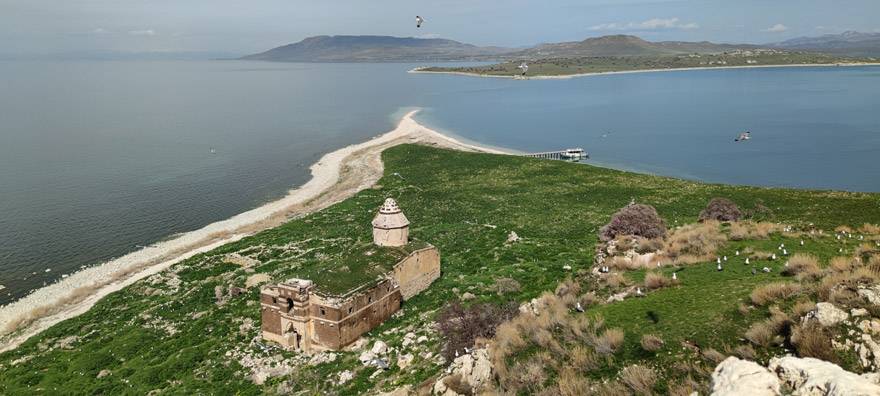 Van Gölü'nün el değmemiş güzelliği 'Çarpanak Adası' 1