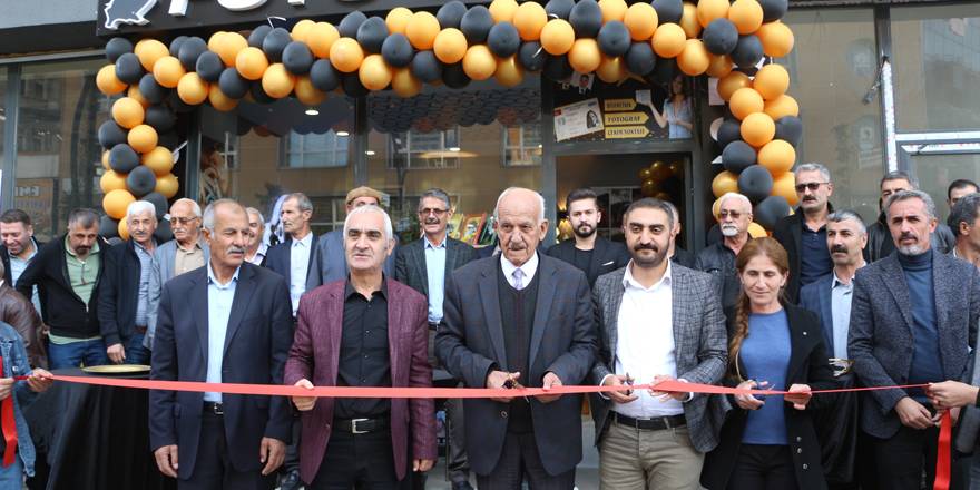 Yüksekova’da 'Foto Doğan’ İsimli İş Yeri Açıldı