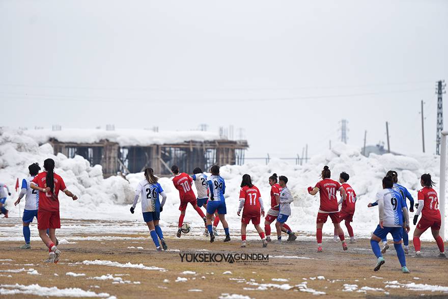 Yüksekova Belediyespor kadın futbol takımı şampiyon oldu 1